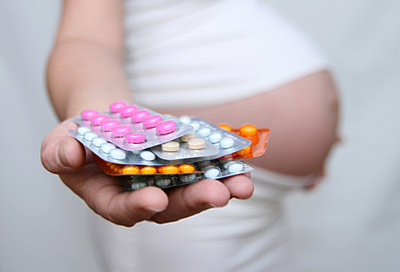 Schwangere mit Medikamenten