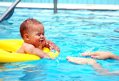 Baby im Schwimmbad