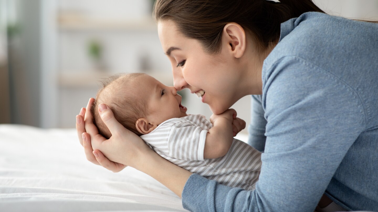 Mutter umarmt ihr Baby