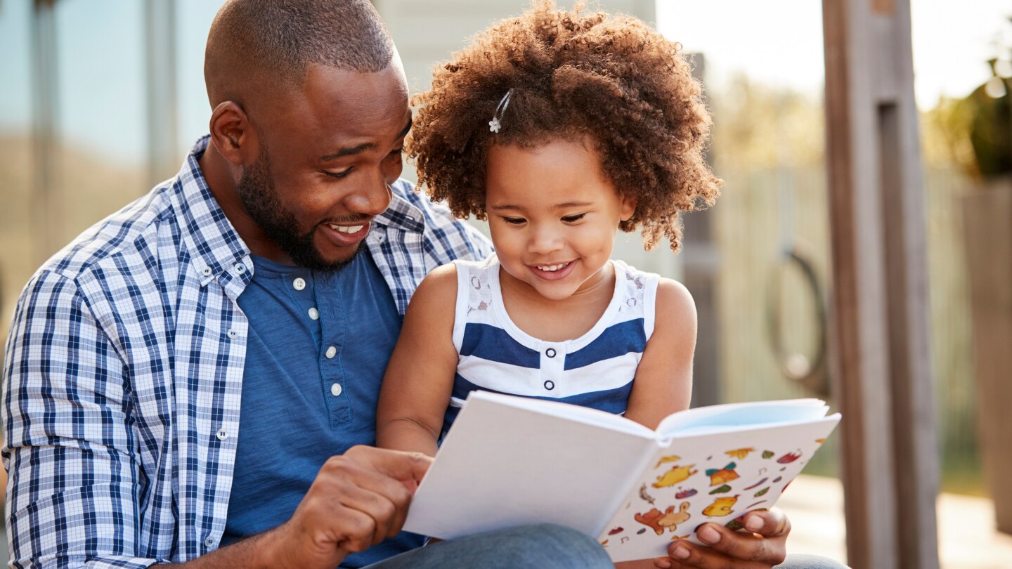 Vater und Tochter lesen