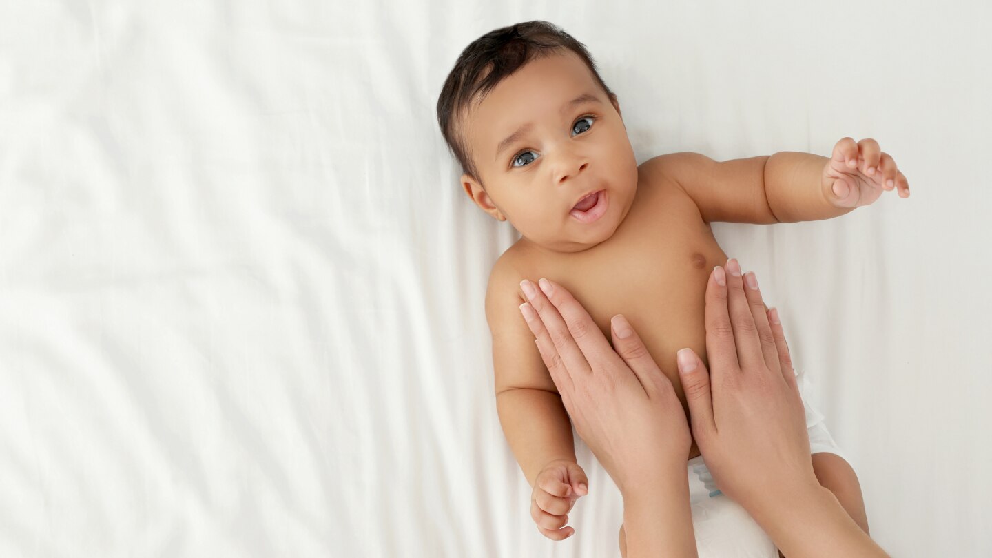 Baby wird Bauch massiert
