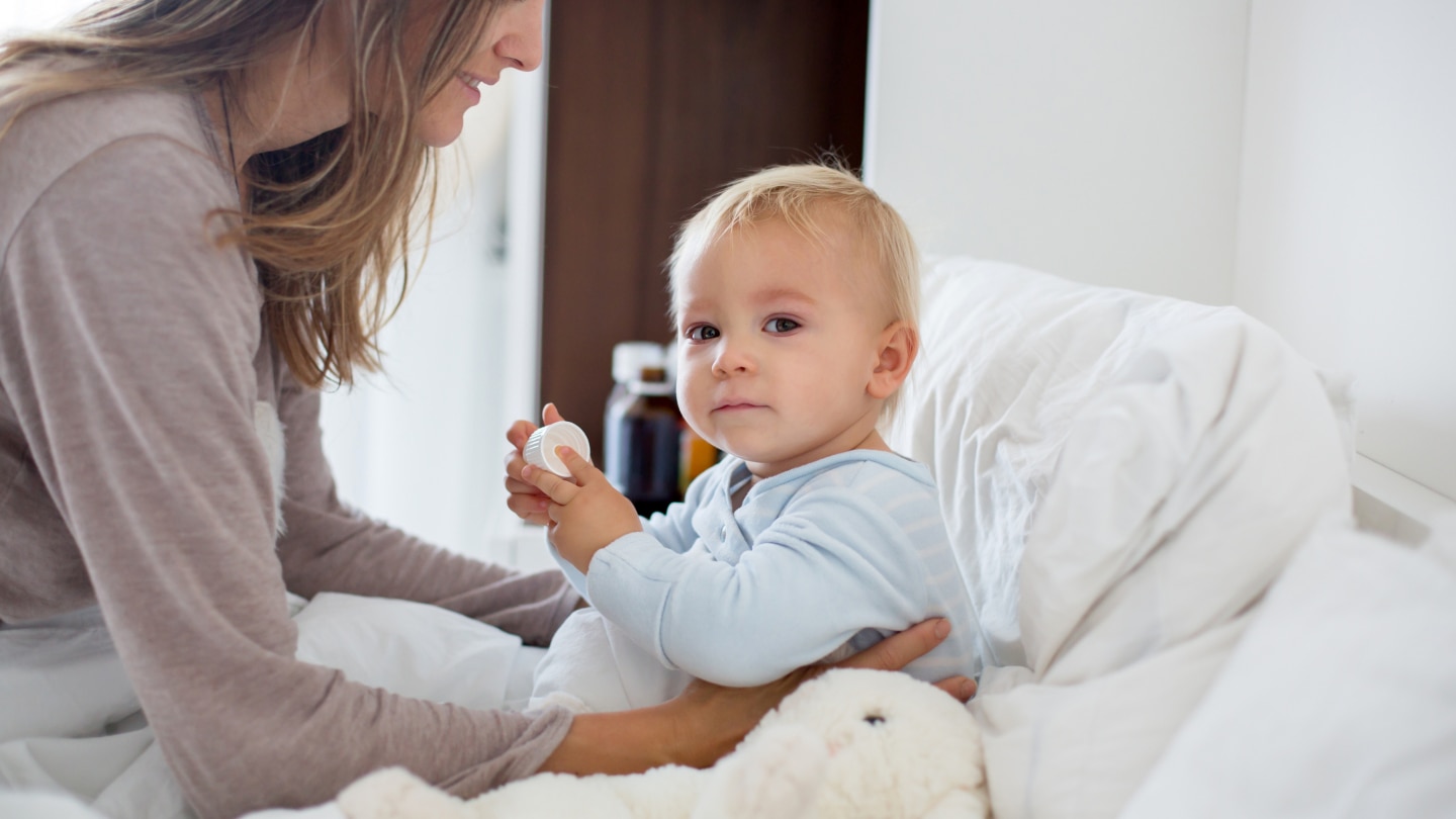 Mutter und Baby im Bett