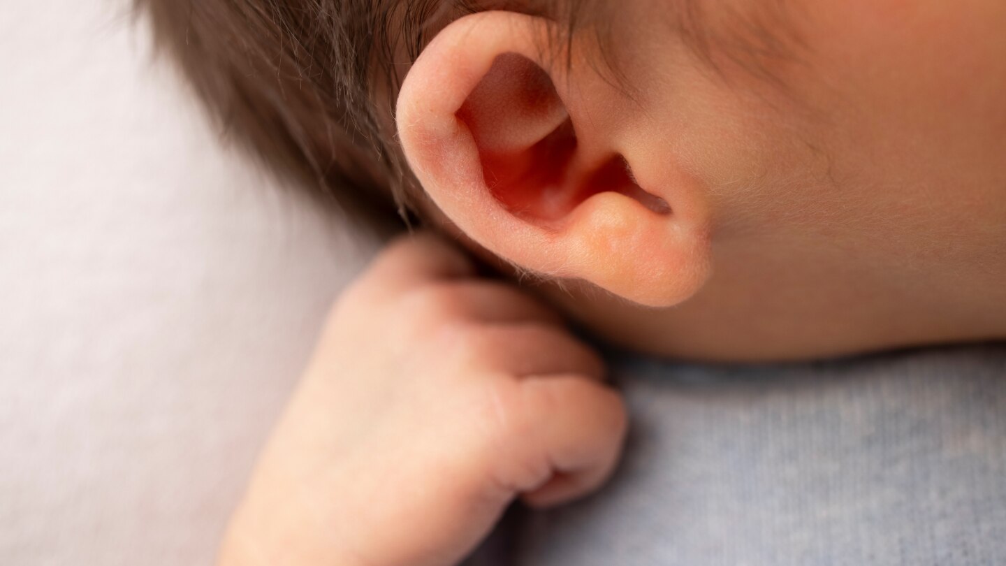Baby fasst sich ans Ohr