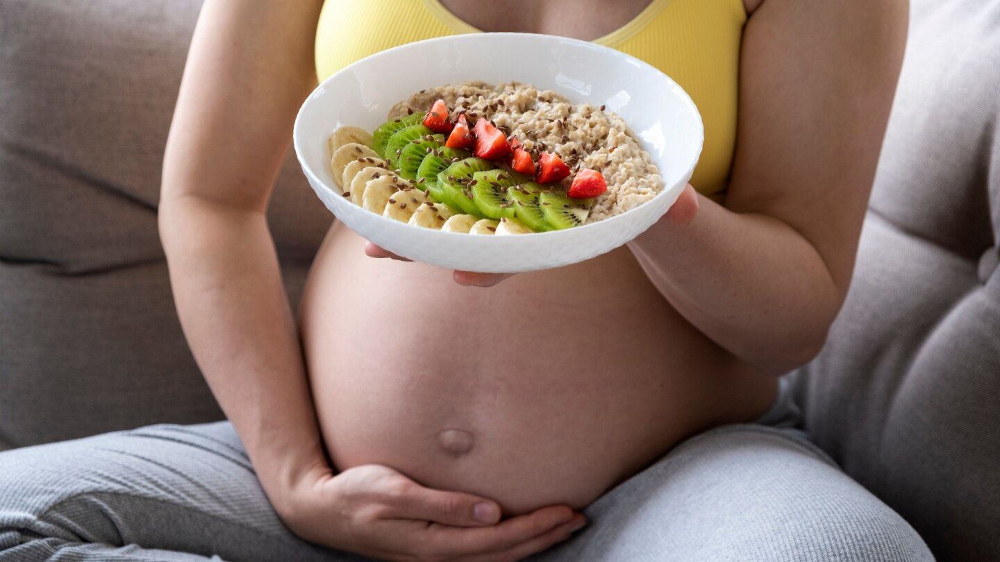 Schwangere hält eine Essensbowl