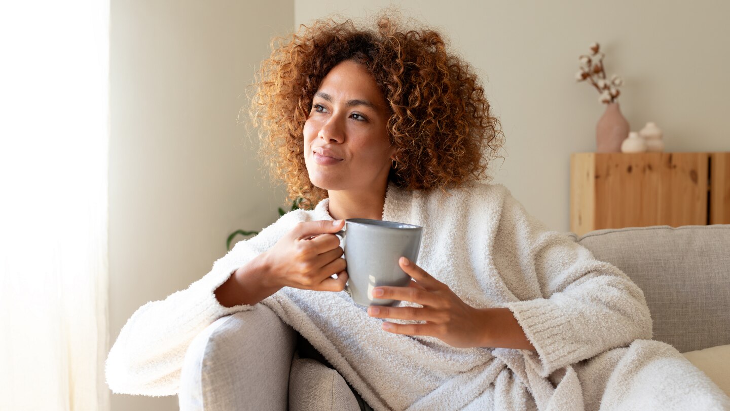 Schwangere trinkt Kaffee