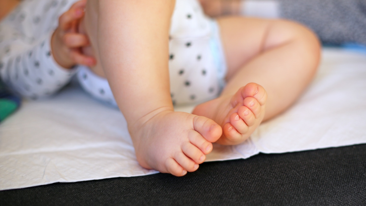 Baby auf Wickelunterlage