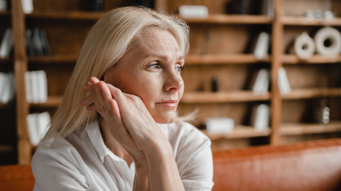 nachdenklich schauende blonde frau