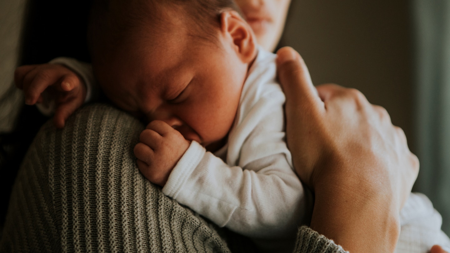 baby-schläft-auf-mutters-schulter