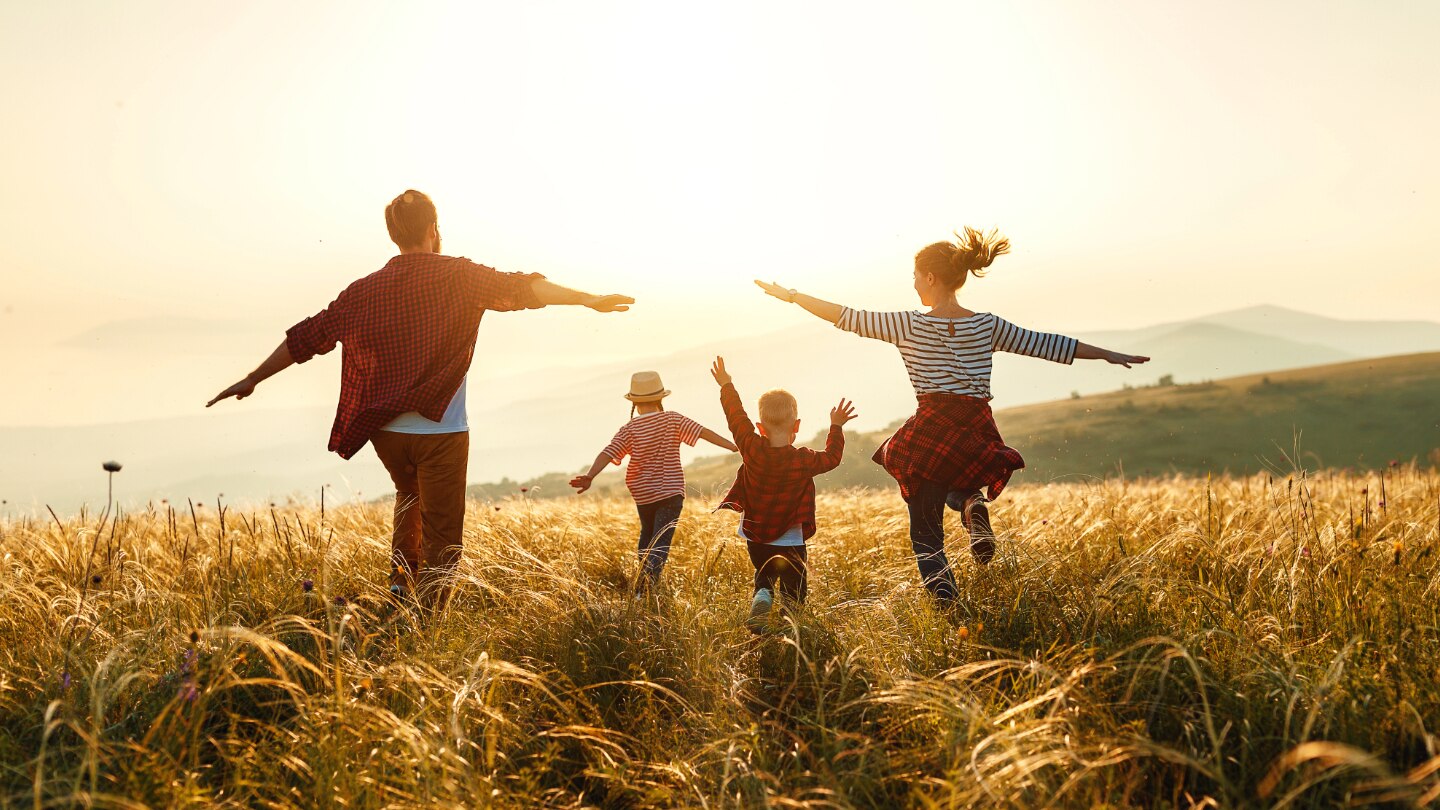 familie im sonnenlicht auf einer wiese