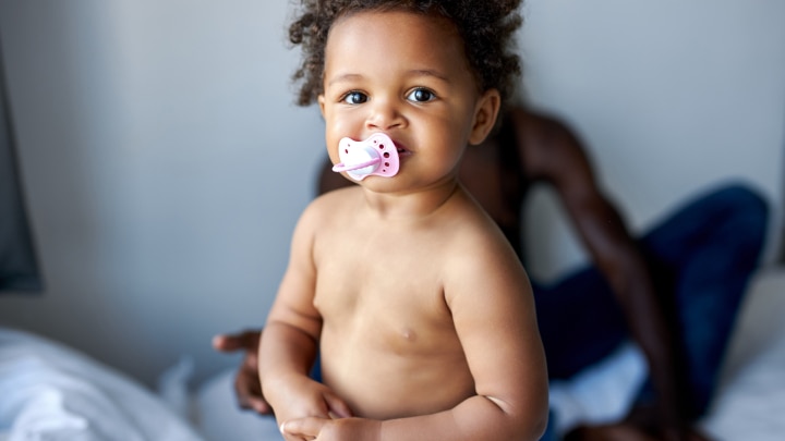 Baby mit Schnuller im Mund