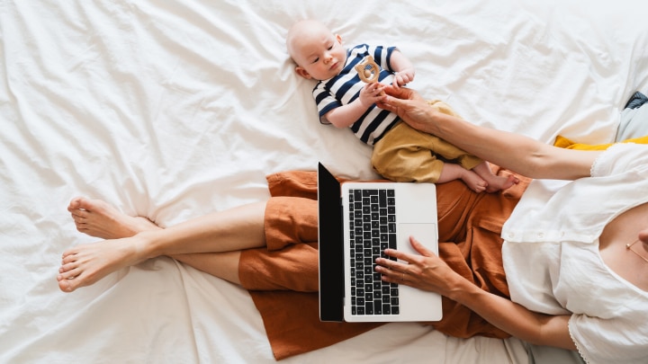 mama mit baby und laptop
