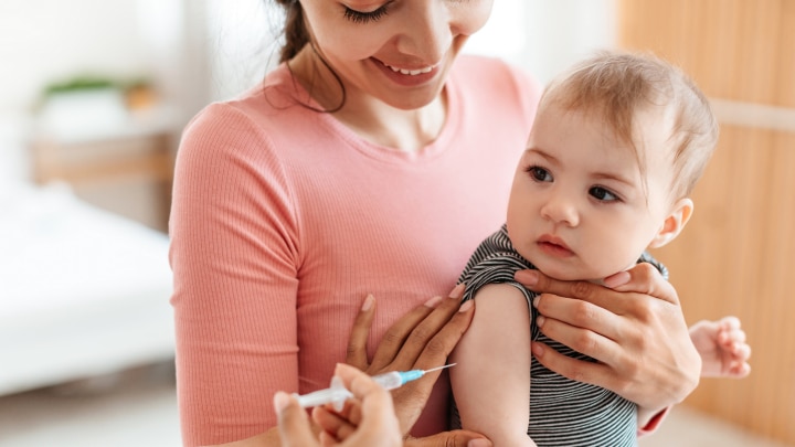 baby mit mama beim arzt